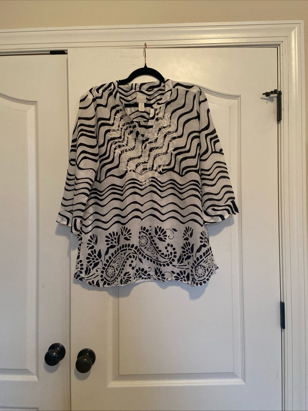 Chico's Black & White Wavy Pattern V-Neck Tunic